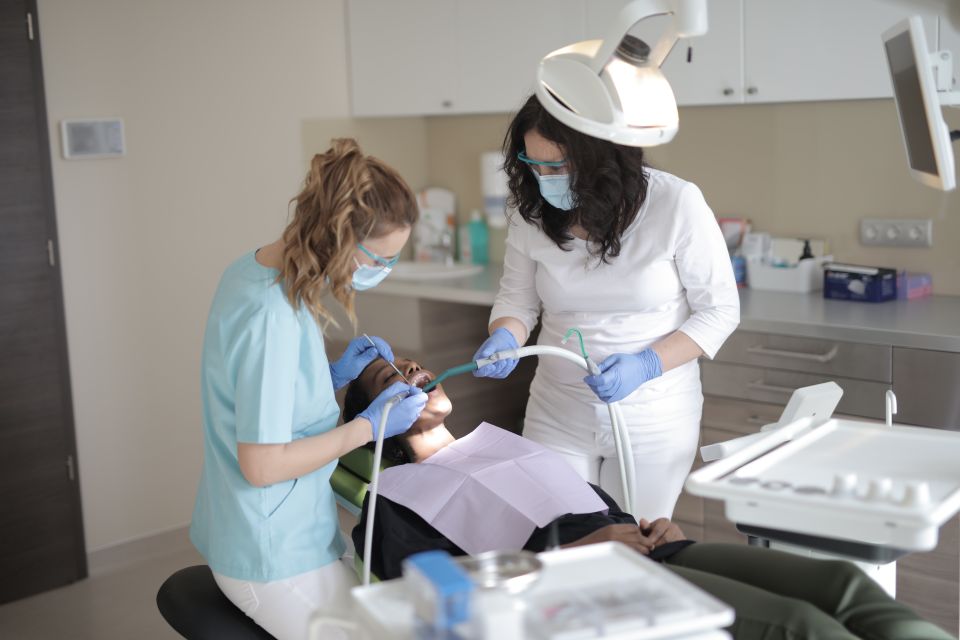 Due dentiste al lavoro in uno studio moderno